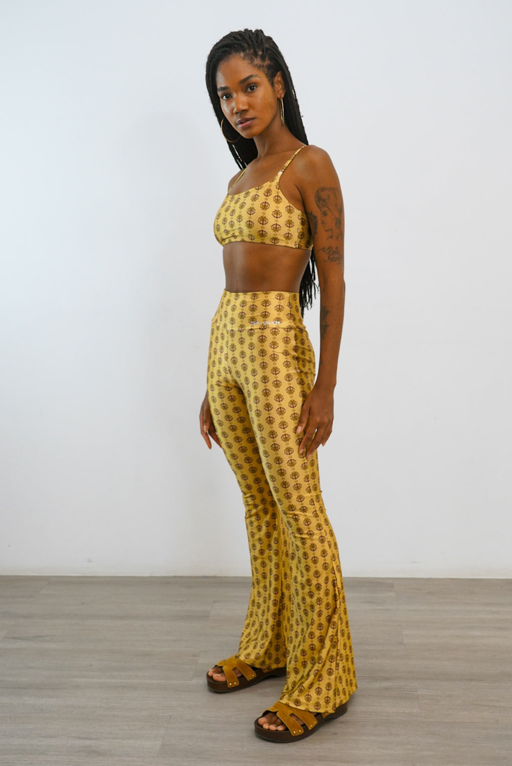 Calça Flare Estampa Golden Breeze