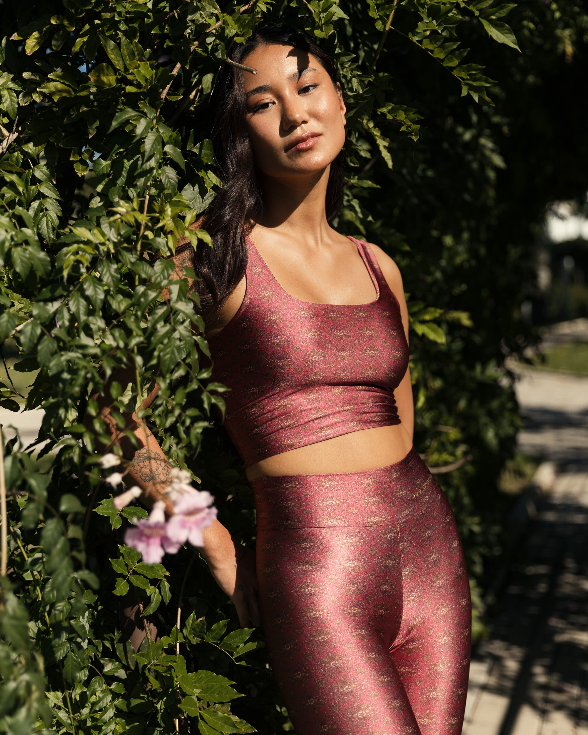 Top Cropped Estampa Flor de Lis Bee Gracie moda fitness feminina
