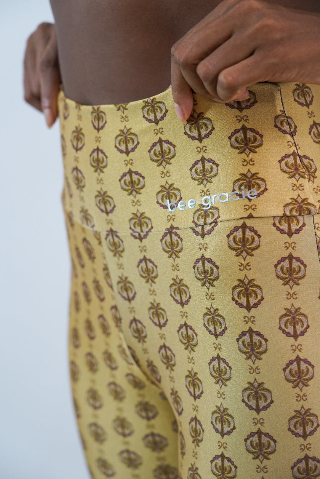 Calça Flare Estampa Golden Breeze