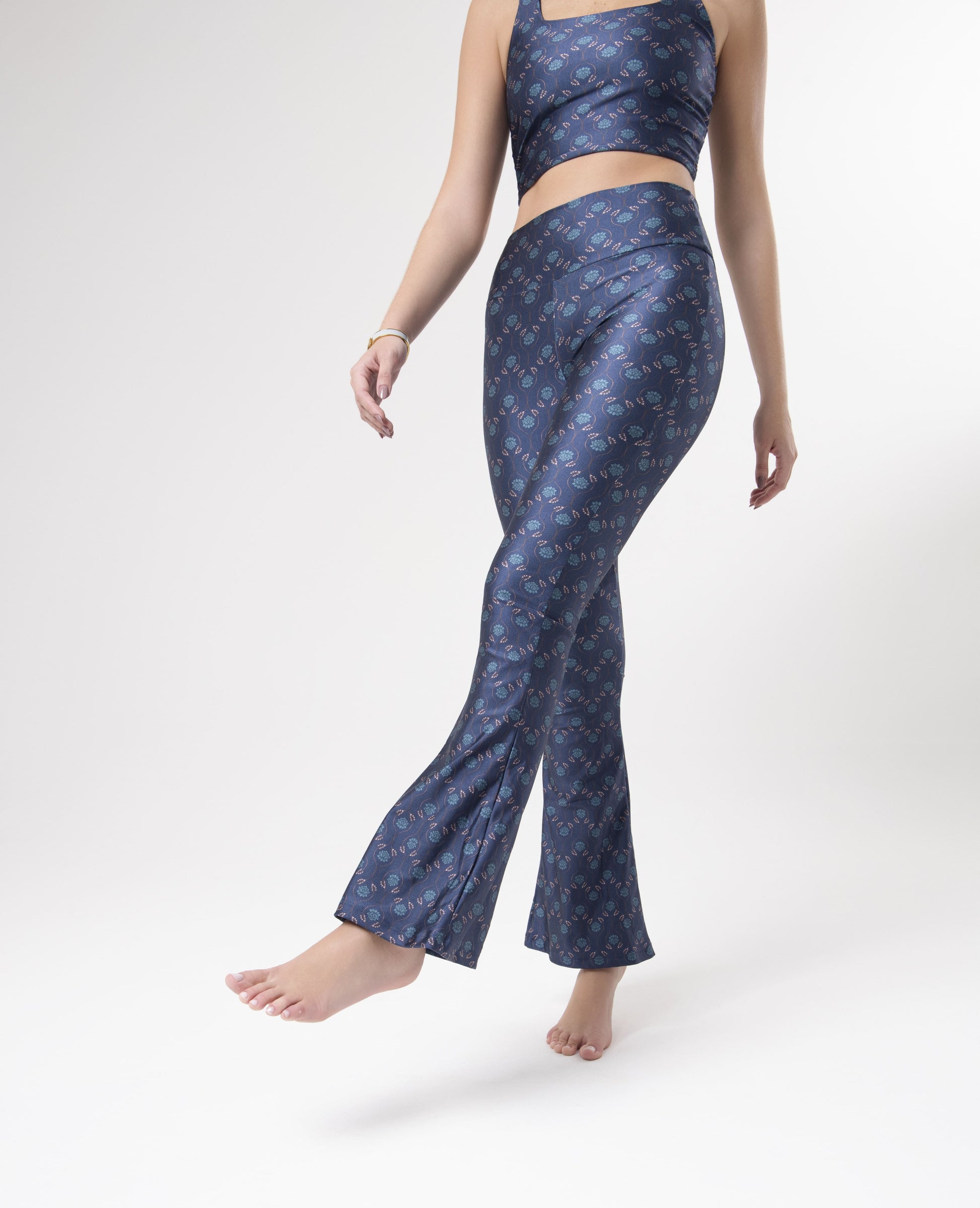 Calça Flare Estampa Blue Lotus